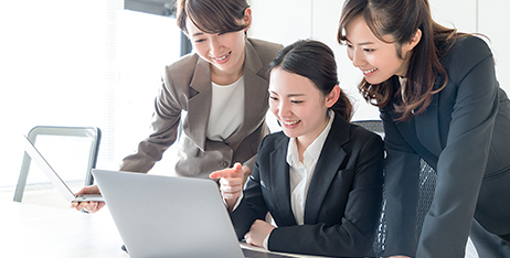 電帳法について資料を確認する男女