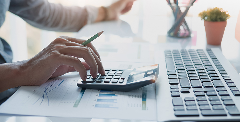 コストについてのグラフをペンでなぞる人