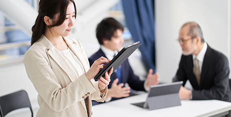 電子データを使って効率よく作業する人々