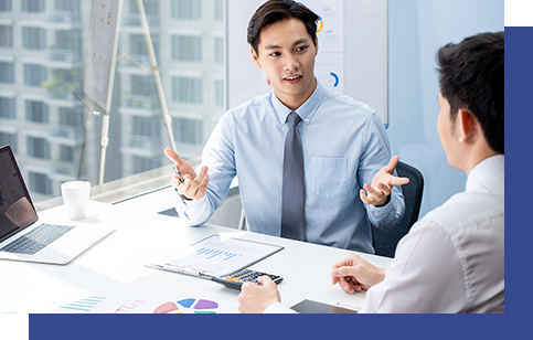 日本のオフィス働くベトナム人男女