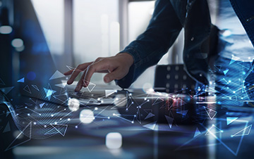 IT導入補助金を活用してオフィスの業務を効率化している男性