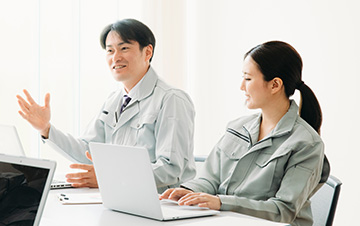 ものづくり補助金を活用して新たな製品を作り出す技術者