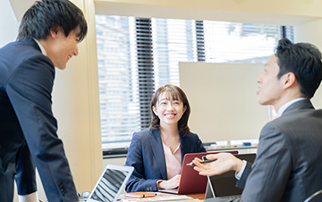 人材確保等支援助成金を使って労働環境の改善に取り組む人事担当者